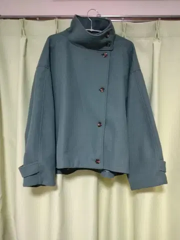 탁한 그린 색상의 버튼 달린 자켓