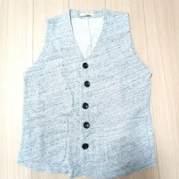 글로벌 워크 그레이 니트풍 베스트 버튼 포함 L2164번