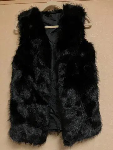 블랙 인조 모피 베스트 슬리브리스