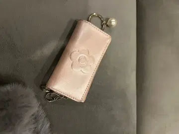 마리콴트 엠보싱 데이지 펄 키케이스 (펄 핑크)