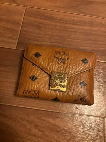 MCM 브라운 가죽 3단 폴더형 지갑