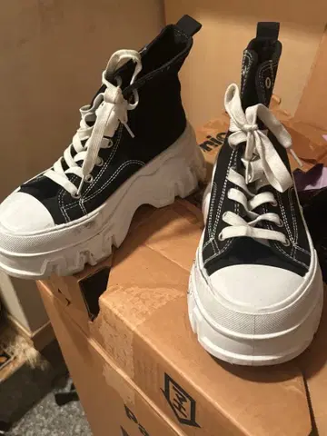 통굽 스니커즈 블랙 하이컷 스니커즈