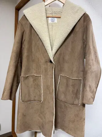 [ 한정판 판매 ] 후드 부착 무스탕 코트