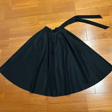 Shilla 블랙 플레어 스커트 리본 포함