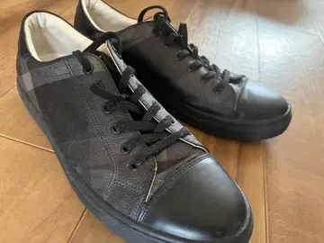 블랙 체크 무늬 스니커즈