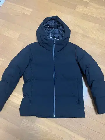 유니클로 심리스 다운 파카 M 사이즈 블랙