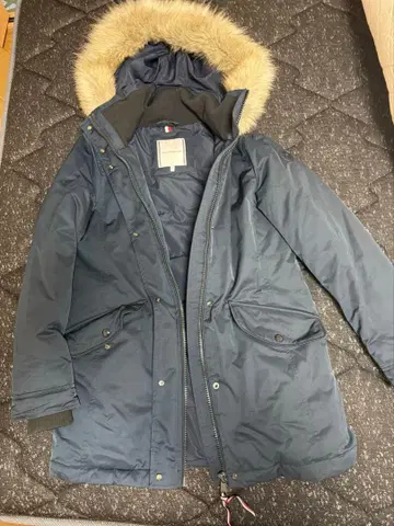 타미 힐피거 네이비 퍼 달린 다운 자켓