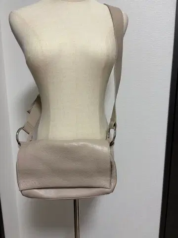 새상품급 BEARDSLEY 가죽 바디백