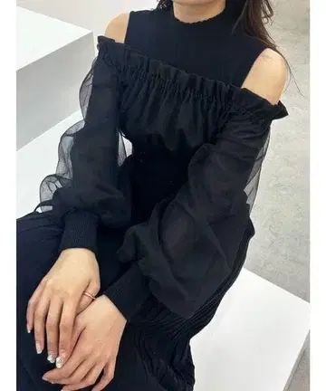 MERCURYDUO 이소재 도킹 오프숄더 니트 하프 슬리브 원피스