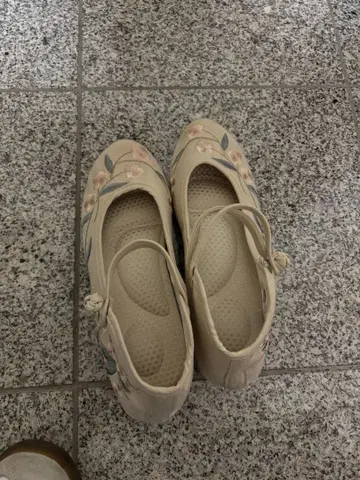 베이지 꽃무늬 자수 샌들 23.5~24cm