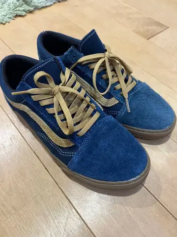 네이비 스웨이드 스니커즈