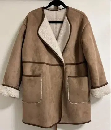 베이지 페이크 스웨이드 무스탕 코트