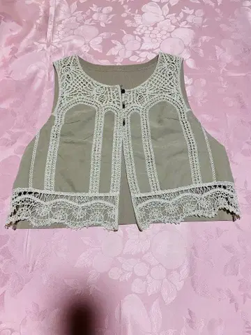 쿨카리안 레이스 장식 베이지 슬리브리스 베스트