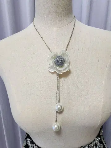 꽃 모티브 롱 목걸이 펄 장식