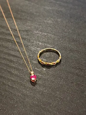 하트 모양 루비 목걸이와 반지 세트