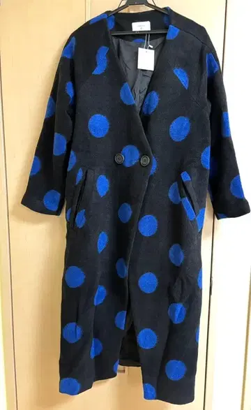YOHAKU 블랙과 파랑 도트 롱 코트