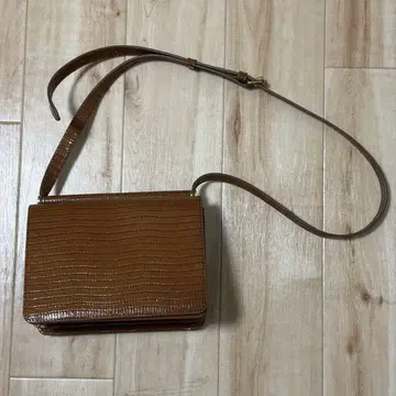 TOUT Y EST 브라운 숄더백