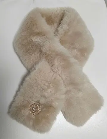 새상품 미사용 베이지 퍼 머플러 비쥬 부착