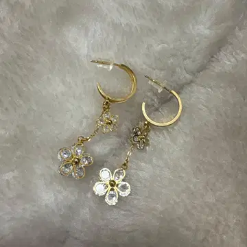 플라워 모티브 골드톤 귀걸이