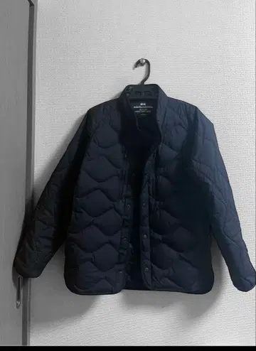 UNIQLO 화이트 마운티니어링 하이브리드 다운 자켓 블랙