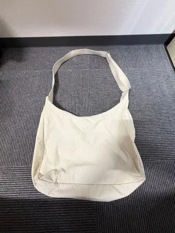화이트 숄더백 토트 스타일