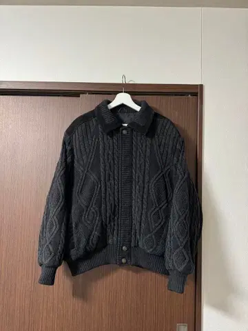 블랙 케이블 니트 긴팔 스웨터