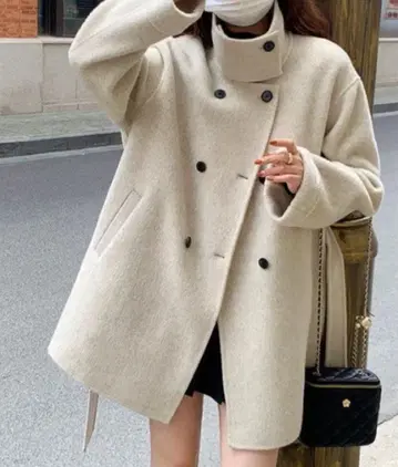 크림색 페이크 울 스탠드 카라 미들 기장 코트