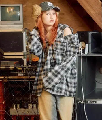 오프숄더 체크 무늬 셔츠