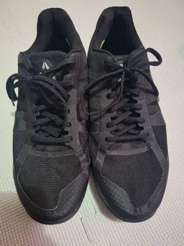 블랙 메쉬 러닝화