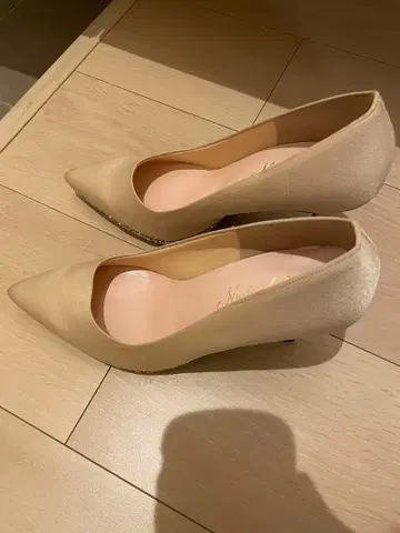 베이지 스틸레토 하이힐