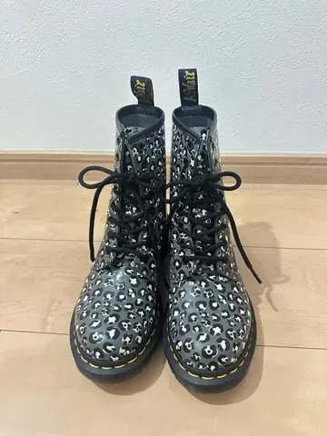 닥터마틴 레오파드 무늬 8홀 부츠 UK4