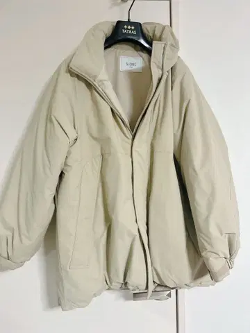 SLOBE 베이지 다운 자켓 후드 부착