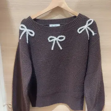 르 레브 바닐레 리본 모티브 펄 니트 풀오버 브라운