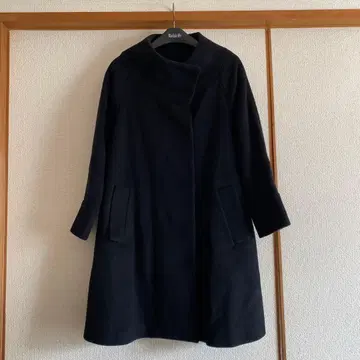 드레 스테리아 블랙 스탠드 카라 롱 코트