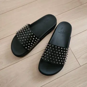 스파이크 포함 블랙 샌들