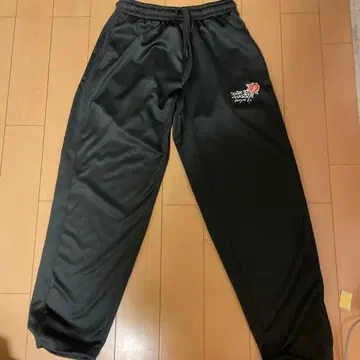 블랙 스웨트 팬츠 꽃 자수