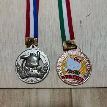 [ 레트로 새상품급 ] sanrio 산리오 메달 2개 세트 (당시 물품)