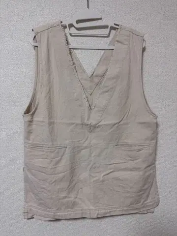 LOWRYS FARM 베이지 V넥 베스트