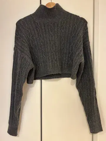 alo 그레이 케이블 니트 크롭 스웨터