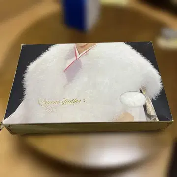 Queen Feather 화이트 기모노 숄