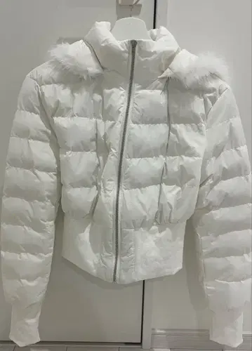 퍼가 달린 후드의 화이트 다운 자켓.