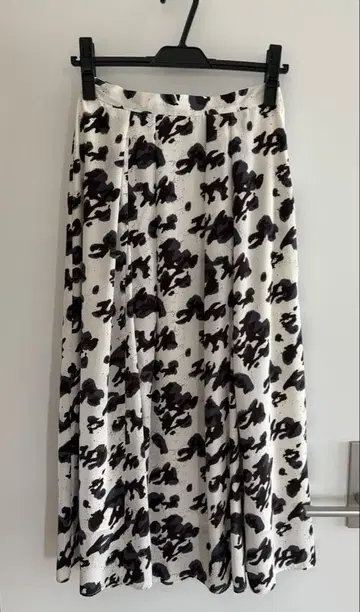 어반리서치 로쏘 종아리 기장 플레어 스커트