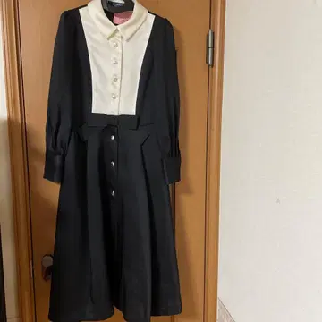 블랙 화이트 리본 포함 원피스