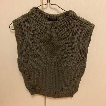 NULA 올리브 그린 슬리브리스 니트