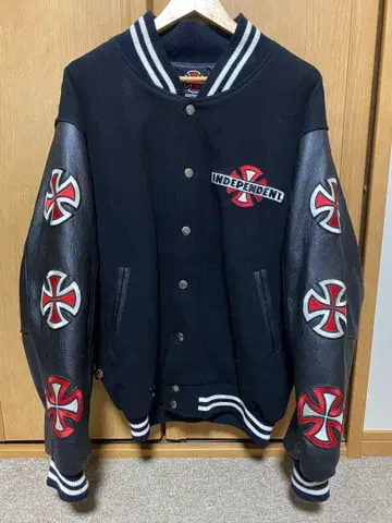 INDEPENDENT 바시티 자켓 블랙