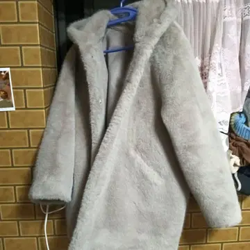 그레이 인조 모피 후드 부착 롱 코트