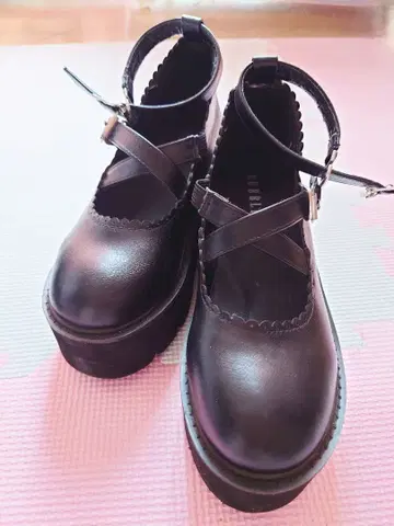 bubbles 통굽 크로스 스트랩 비고 트리밍 슈즈