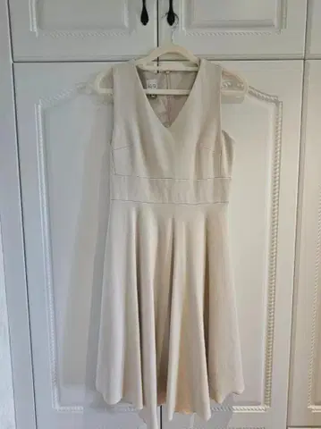 EQ.IQ 베이지 V넥 플레어 드레스 34