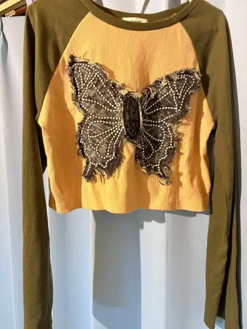 나비 자수 크롭 긴팔 상의