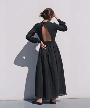 새상품급 AKTE 백 오픈 하이넥 원피스 블랙 액테 원피스